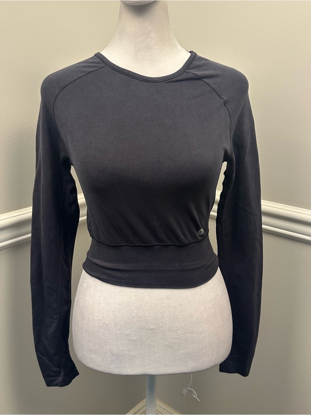 Aura Black Long-Sleeve Cropped Performance Tee S/M